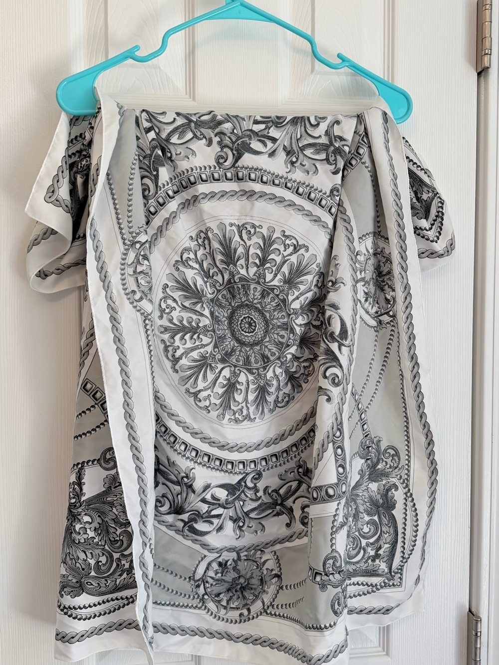 Ornate Medallion Print Satin Scarf - Gray & White